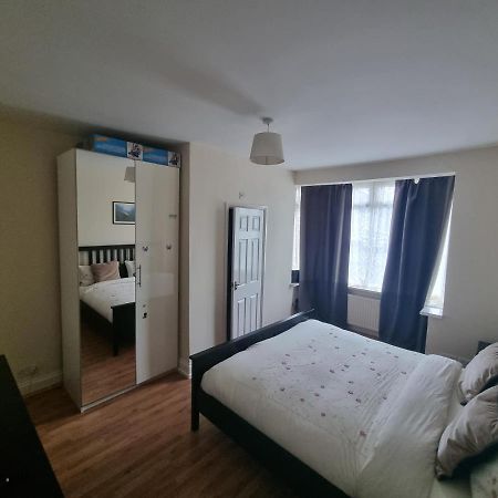 Ferienwohnung Guess Bungalow Wembley London Exterior foto