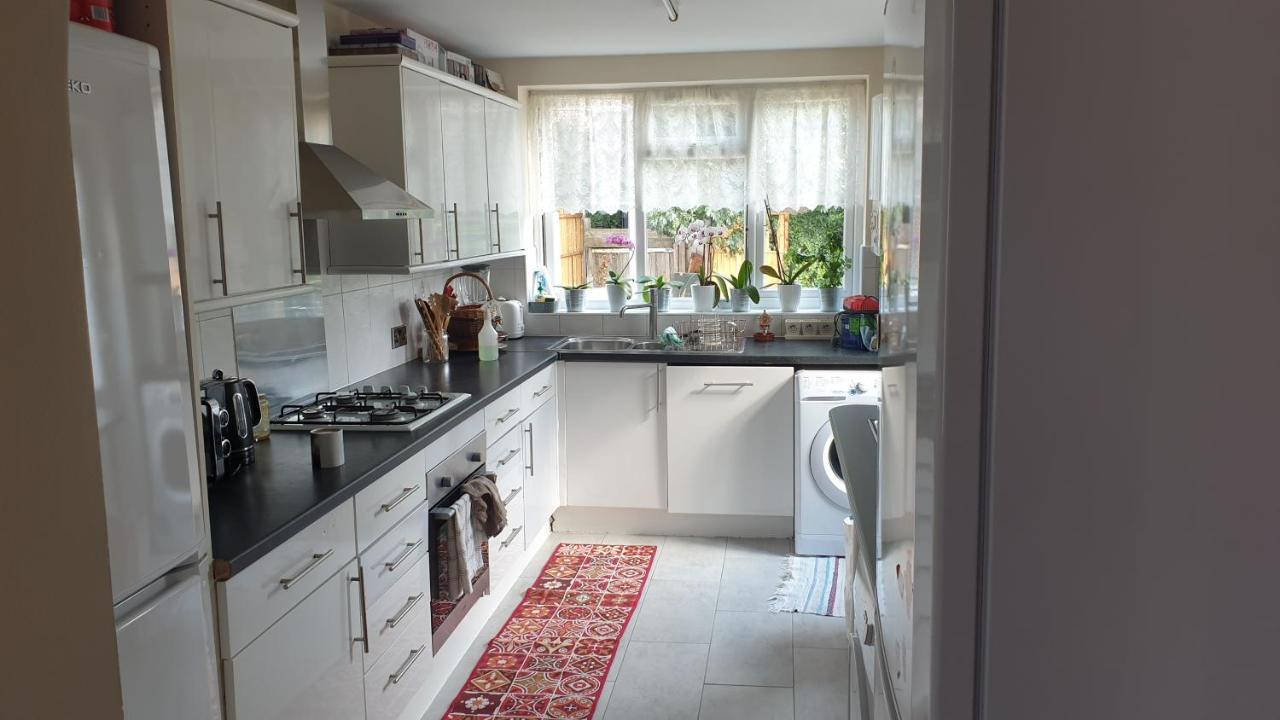 Ferienwohnung Guess Bungalow Wembley London Exterior foto