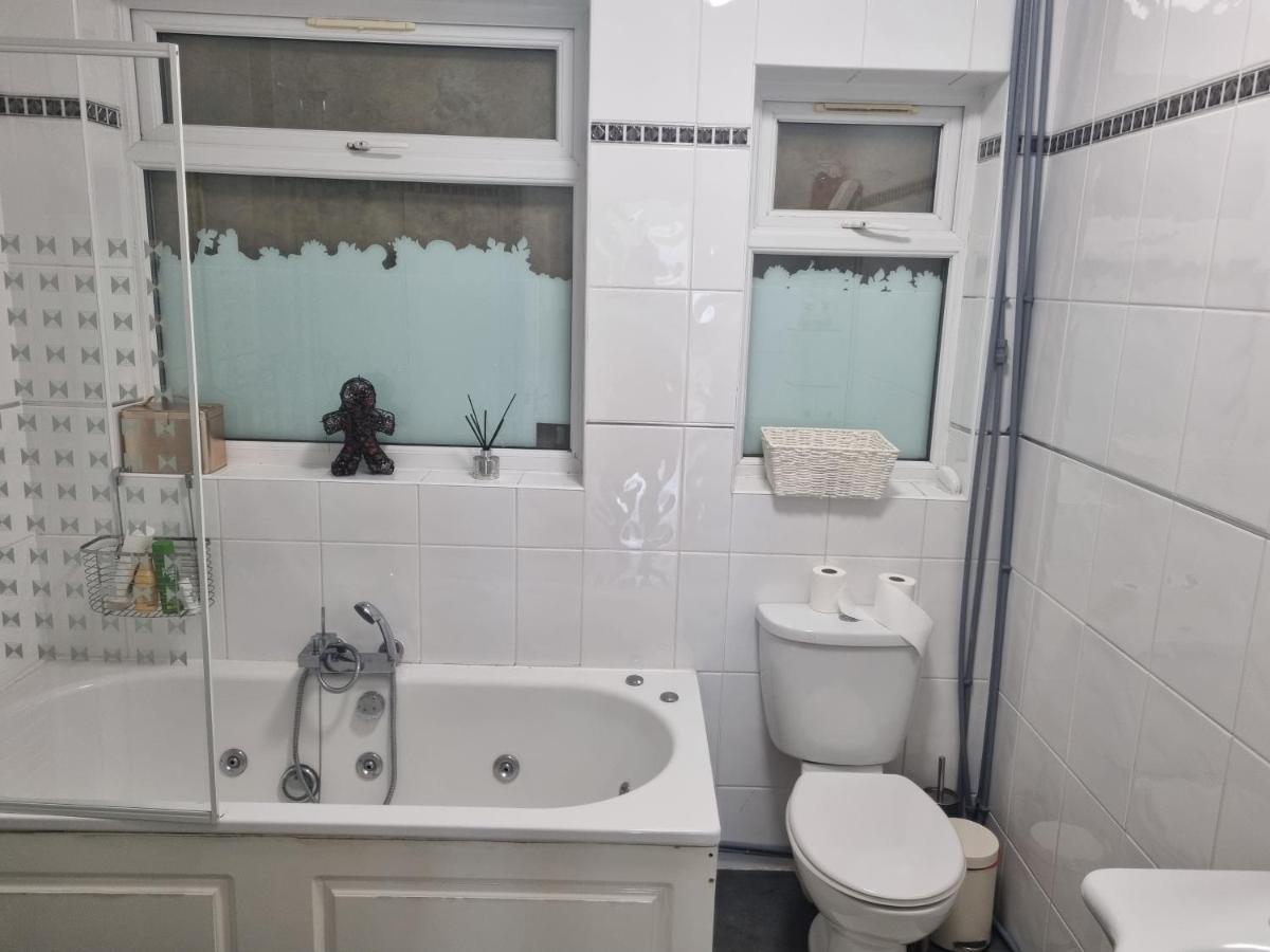 Ferienwohnung Guess Bungalow Wembley London Exterior foto
